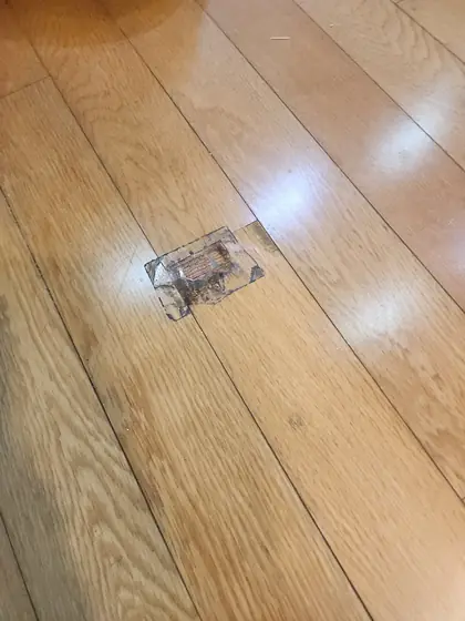마루 패임 보수 — 네모나게 패이고 갈라진 마루 판
