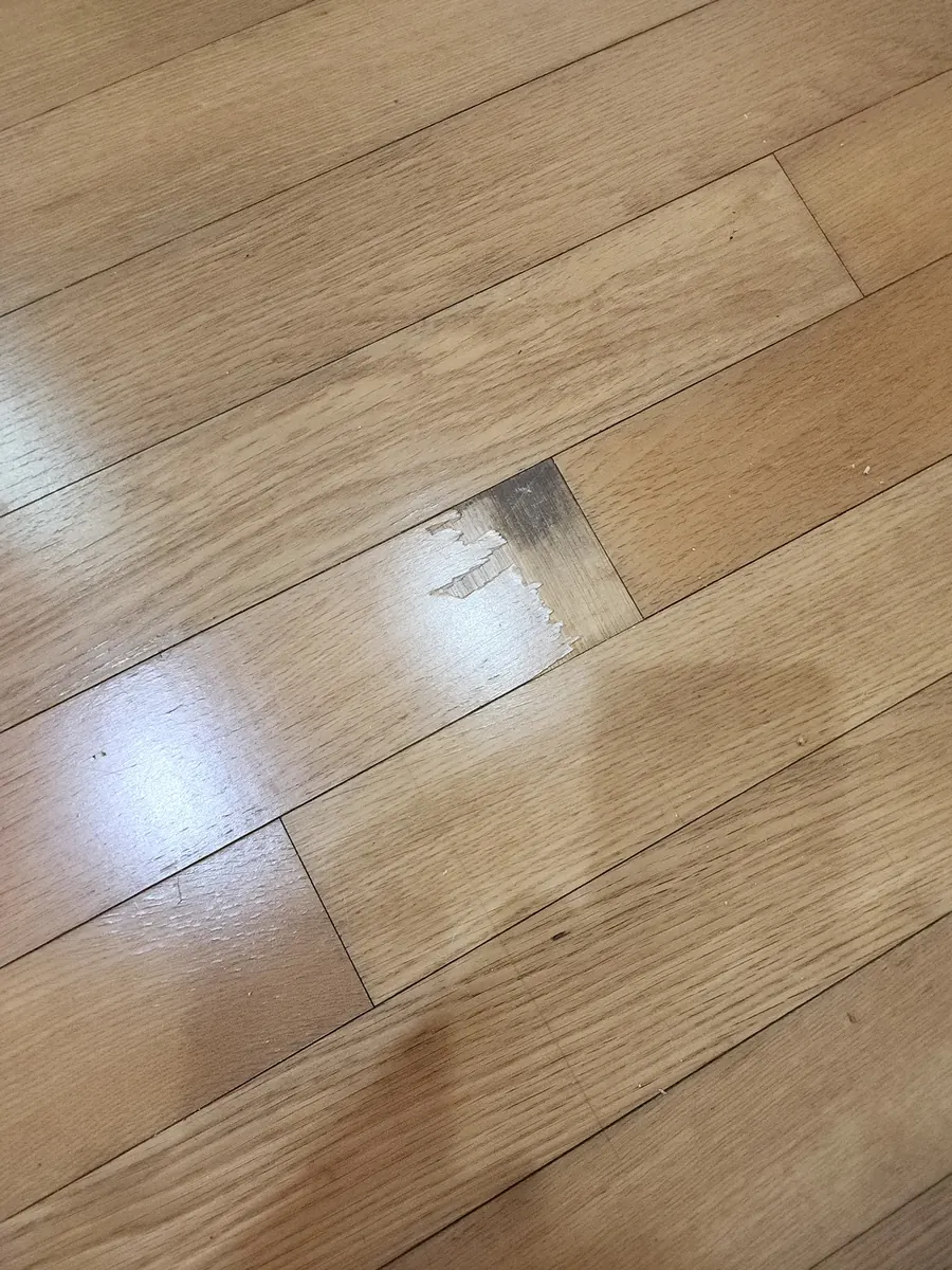 마루 찍힘 보수 — 겉면이 벗겨져 속살이 드러난 마루 판