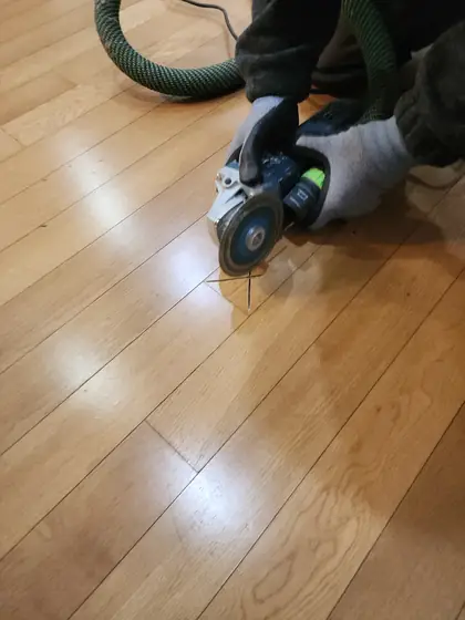 마루 찍힘 보수 — 표시한 선을 따라 그라인더로 자르기